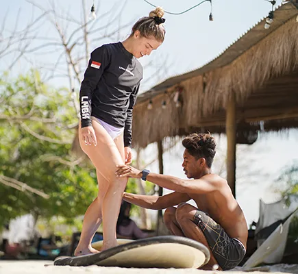 Huésped de LMBK Surfhouse tomando una clase de surf