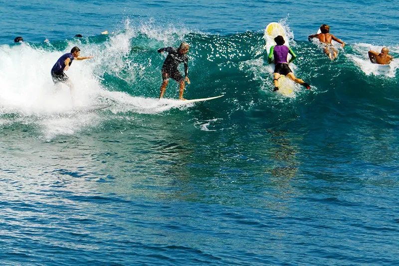 Lineup de surf abarrotado en Uluwatu Bali mostrando demasiados surfistas.